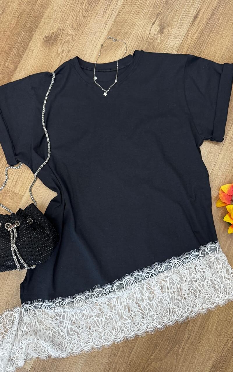 camiseta assimétrica com renda
